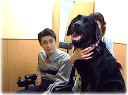 今崎さんとパートナーの介助犬のワカ号